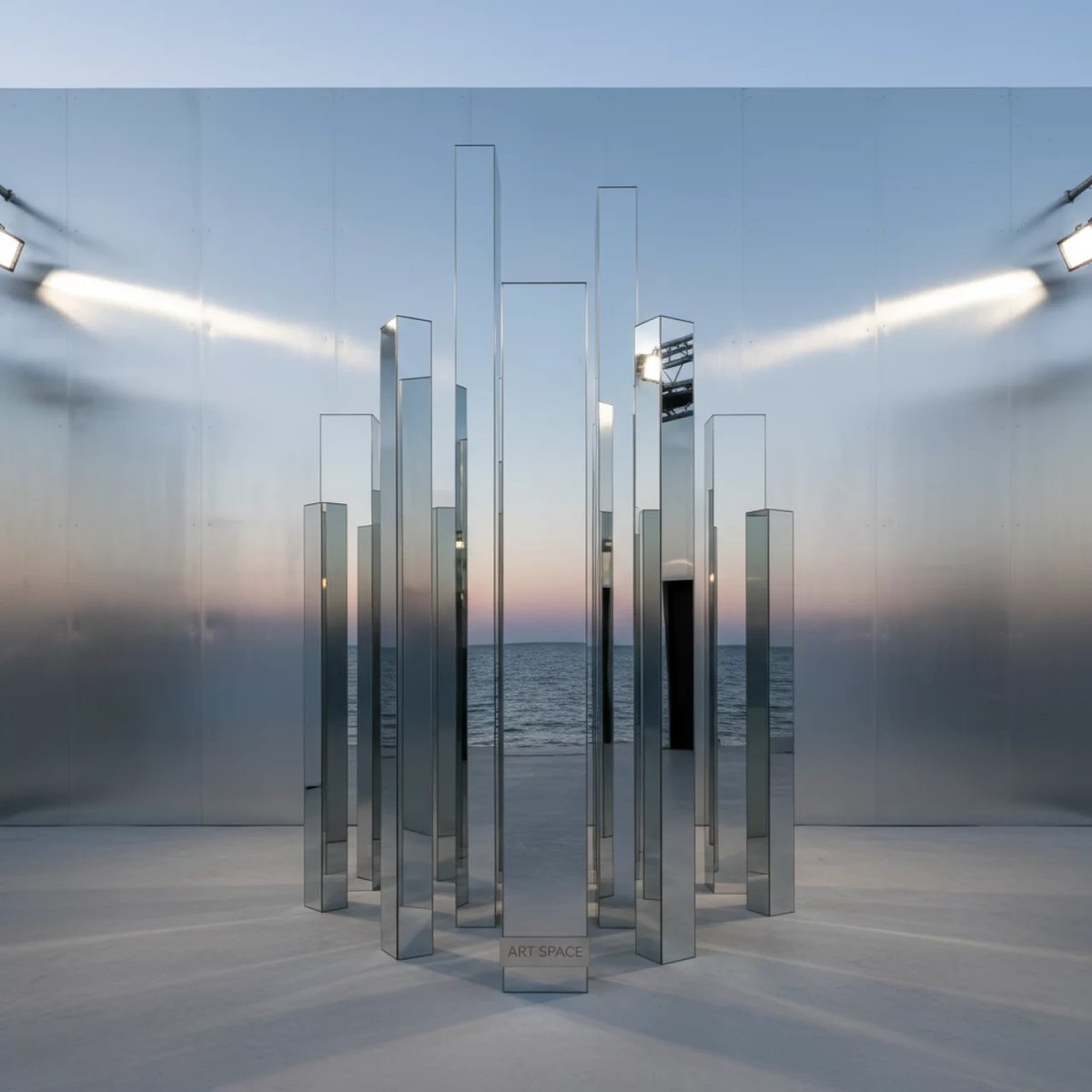 Аренда Фотозона серебряная с зеркальными колоннами в пляжном клубе Del Mar — ART SPACE