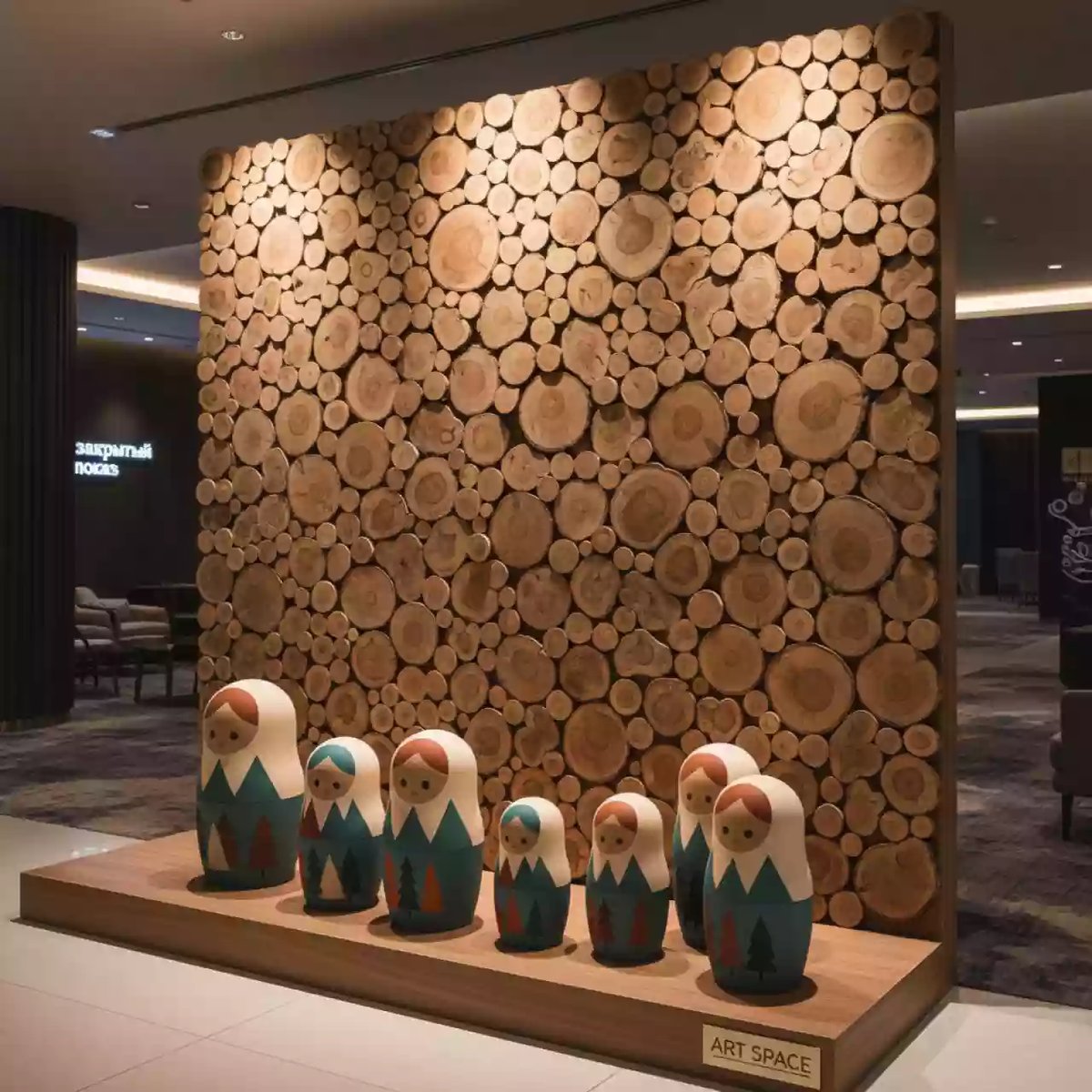 Аренда Фотозона стена из спилов с матрешками в Grand Karat Sochi — ART SPACE