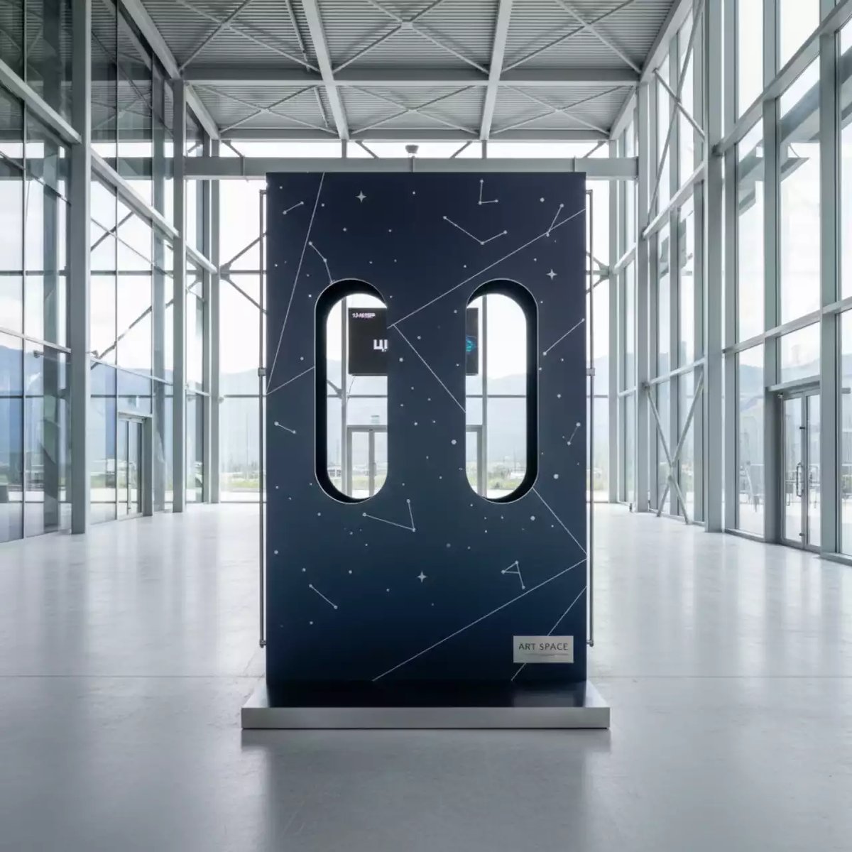 Аренда Фотозона тантамарески космос в ледовом дворце «Роза Хутор» — ART SPACE