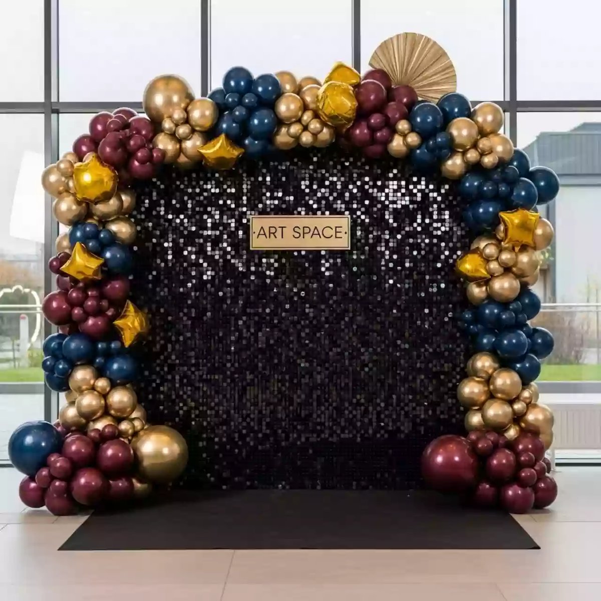 Аренда Фотозоны из черных пайеток с шарами гламур в Alpha Sirius — ART SPACE