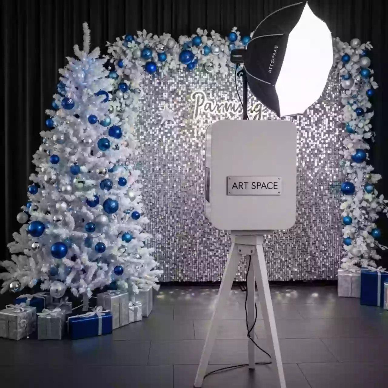 Аренда Фотозоны с белой елкой и декором в ресторане «Паруса» — ART SPACE