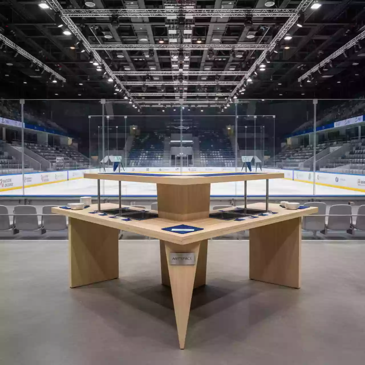 Аренда Фуршетная система двухъярусная деревянная в ледовом дворце «Большой» — ART SPACE