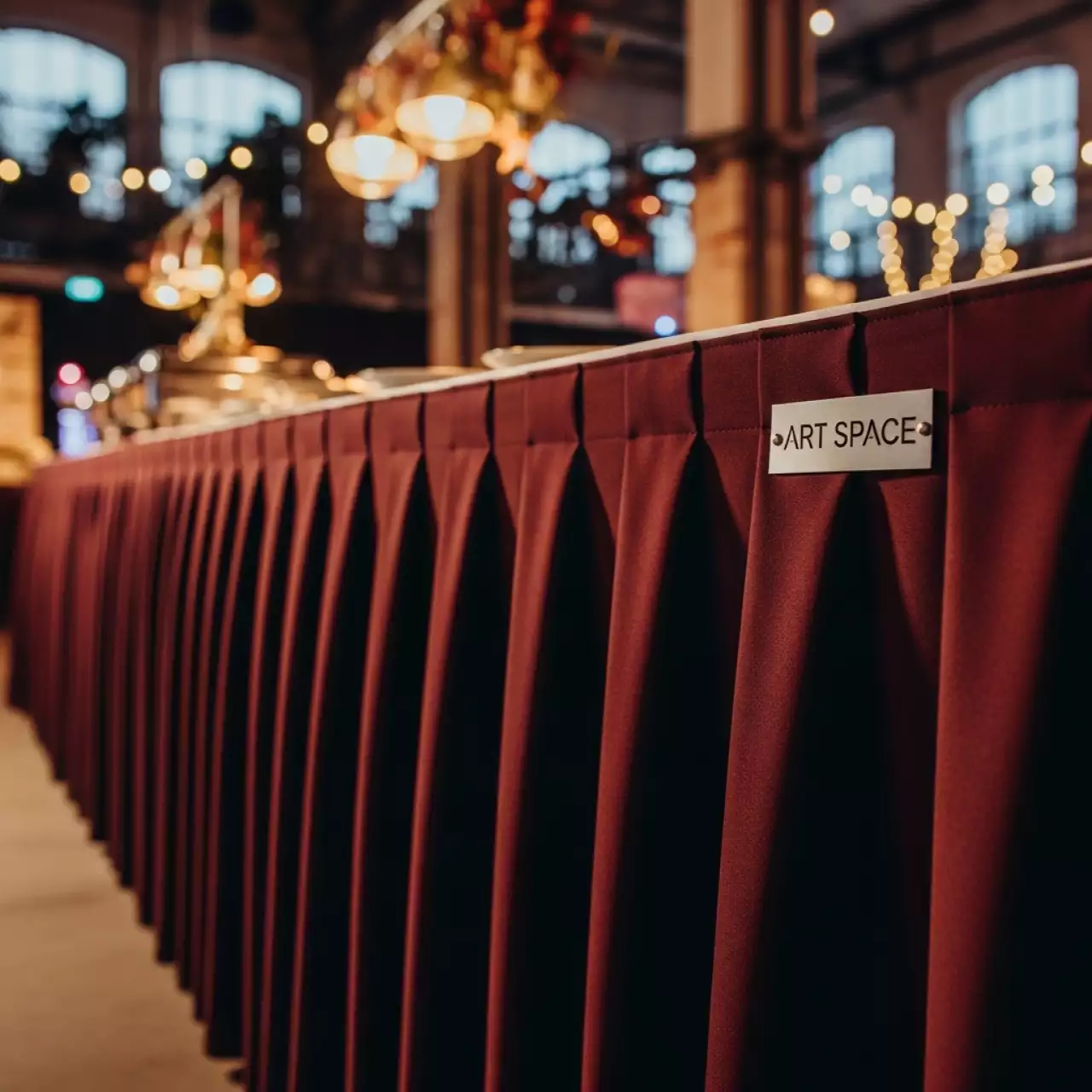 Аренда Фуршетная юбка 5,6 м бордовая на арене «Фишт» — ART SPACE