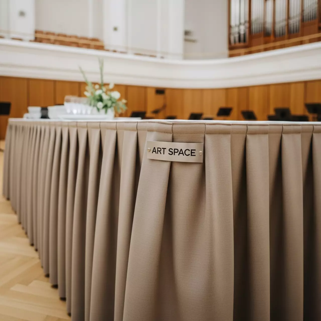 Аренда Фуршетная юбка бежевая 5,6 м в Зале органной и камерной музыки — ART SPACE