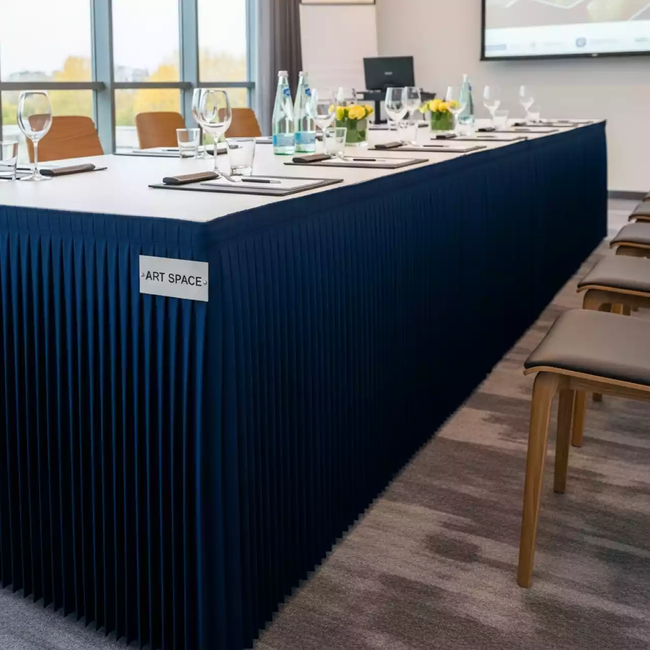 Аренда Фуршетная юбка синяя 5,6 м в Courtyard by Marriott Sochi — ART SPACE