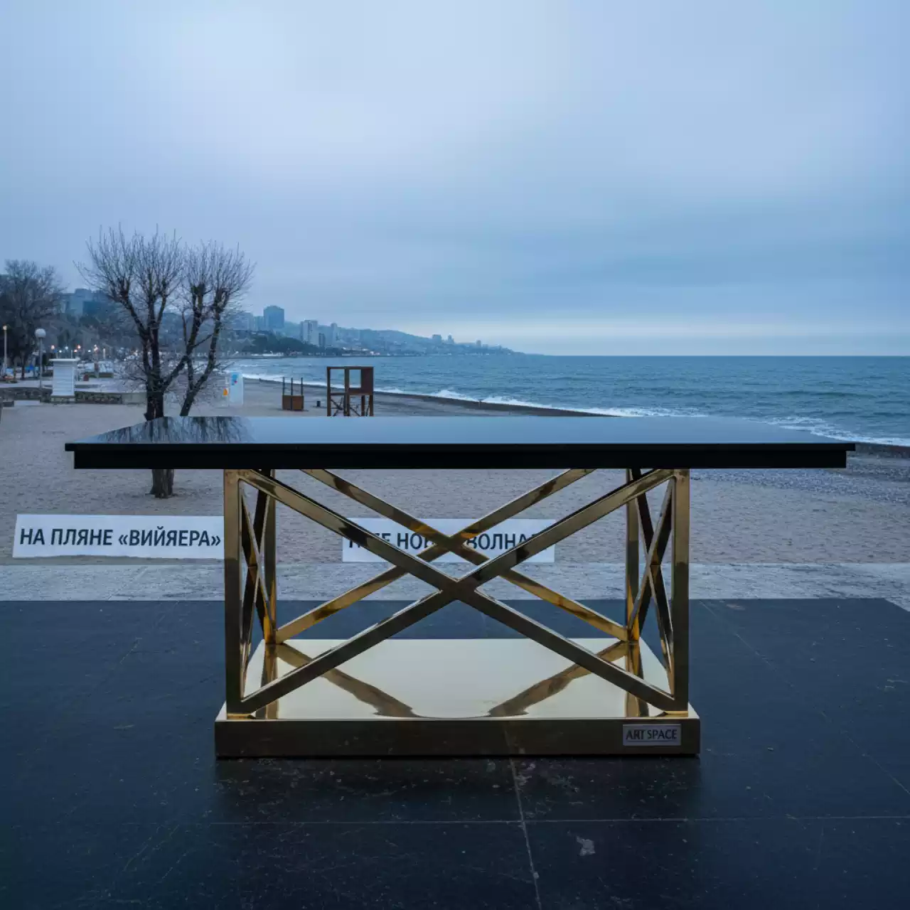 Аренда Фуршетный стол Alfari Gold Black на пляже «Ривьера» — ART SPACE