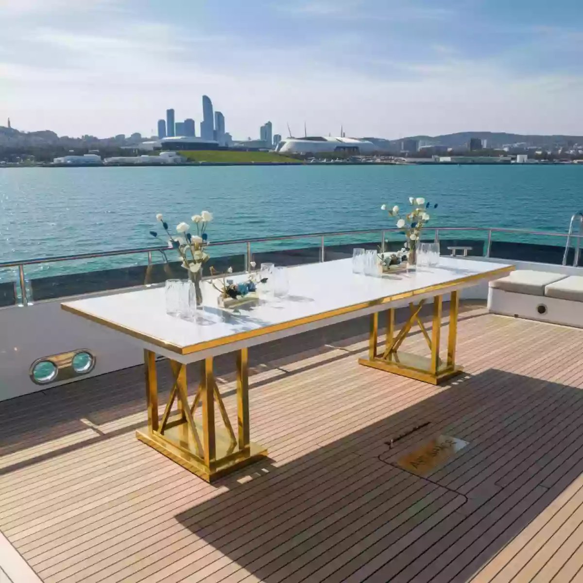 Аренда Фуршетный стол Alfari Gold & White на VIP-яхте (Имеретинский порт) — ART SPACE