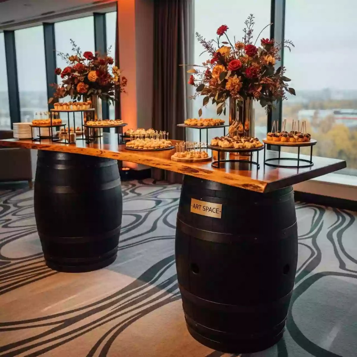 Аренда Фуршетный стол из двух бочек в Stella di Mosca — ART SPACE