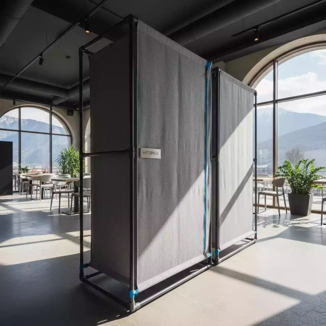 Аренда Гардероб W 06 1 Helex металлическая труба полипропилен нетканое волокно серый в ресторане «Высота 5642» — ART SPACE