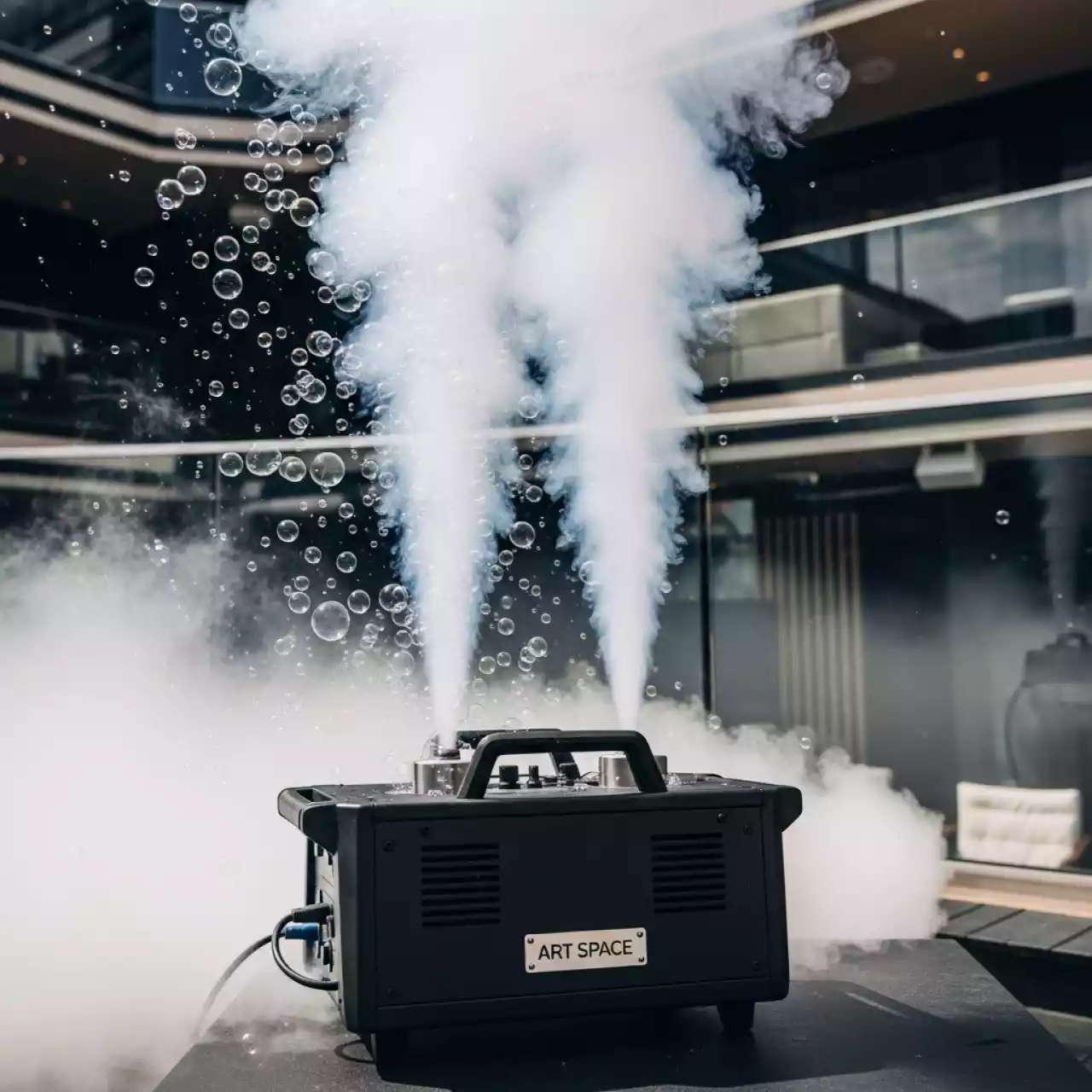 Аренда Генератор мыльных пузырей с дымом WP 4 1600 Вт в пляжном клубе Del Mar — ART SPACE
