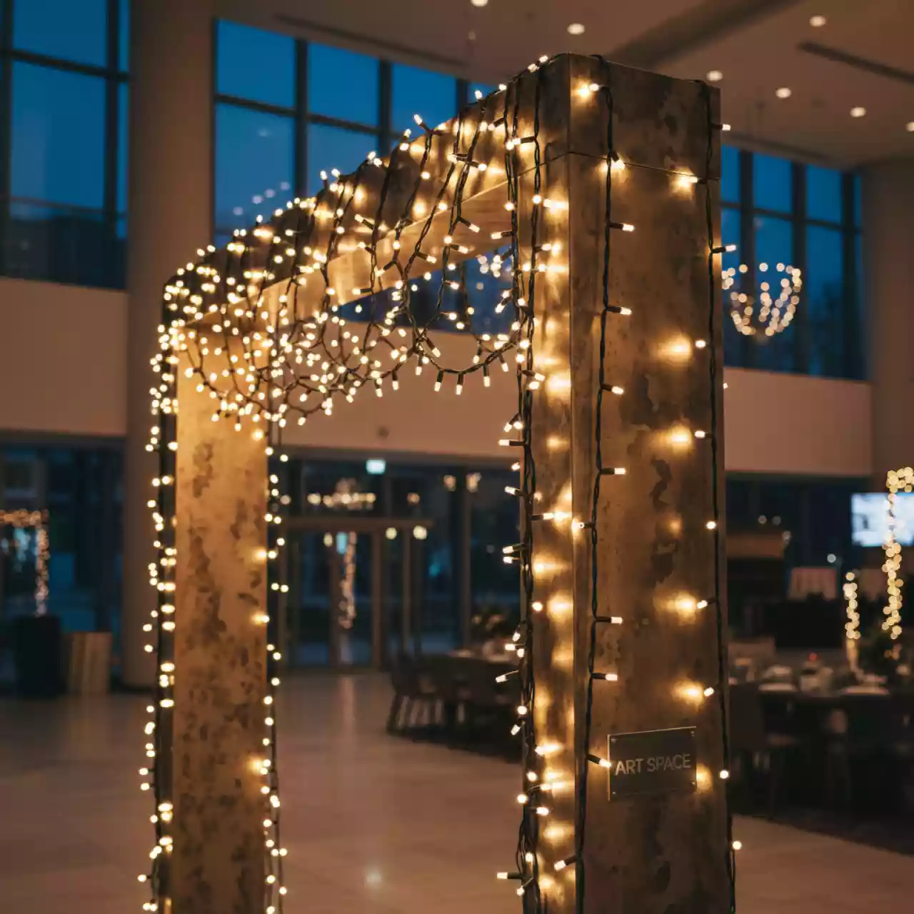 Аренда Гирлянда теплый белый 2 м в Courtyard by Marriott Sochi — ART SPACE