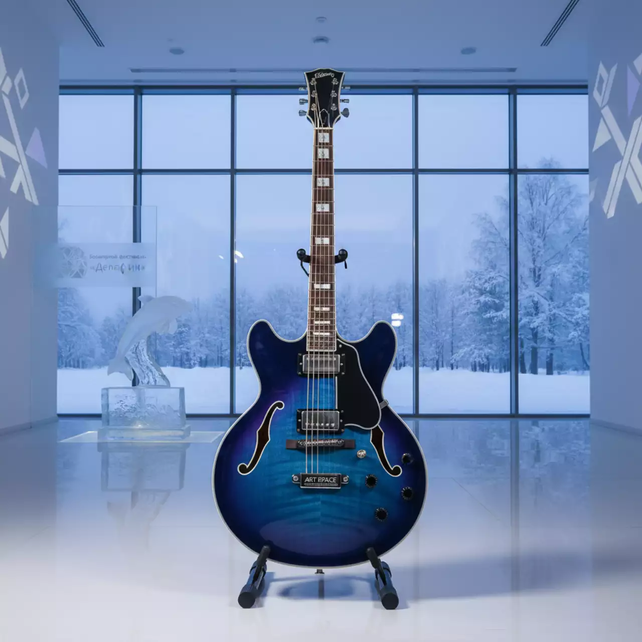 Аренда Гитара полуакустическая Brahner в банкетном зале «Дельфин» — ART SPACE