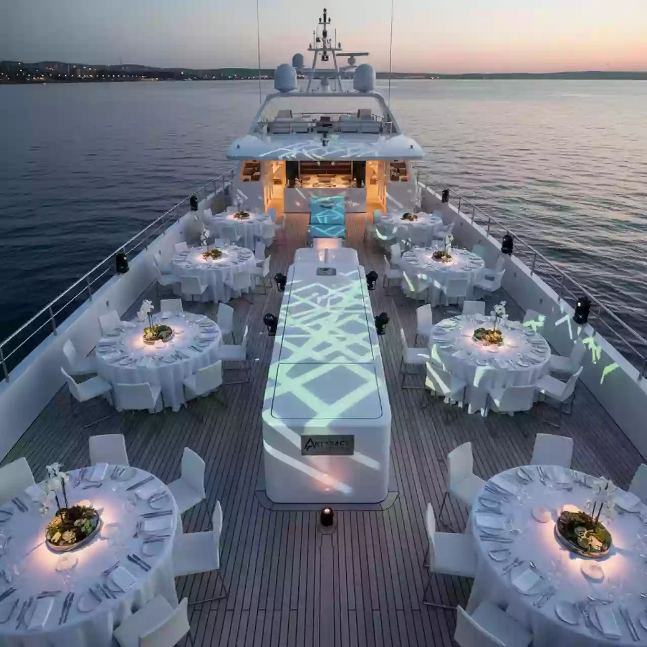 Аренда Головы рисующие Martin MAC 250 на VIP-яхте (Имеретинский порт) — ART SPACE