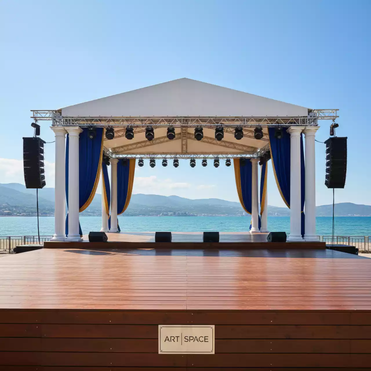 Аренда Инсталляция сцены с крышей 10х12 на пляжных клубах Хосты — ART SPACE