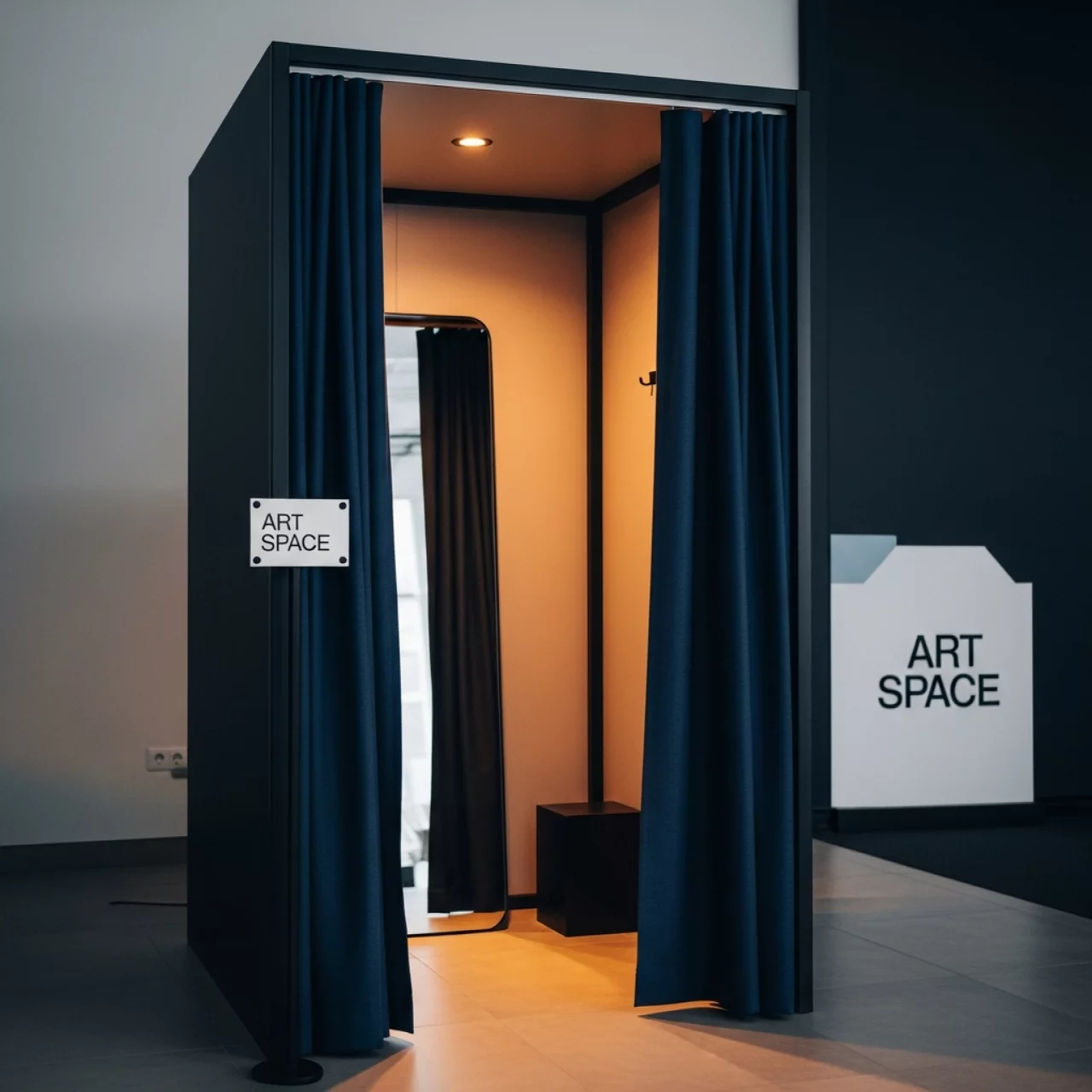 Аренда Кабина примерочная одинарная в комплексе «Дагомыс» — ART SPACE