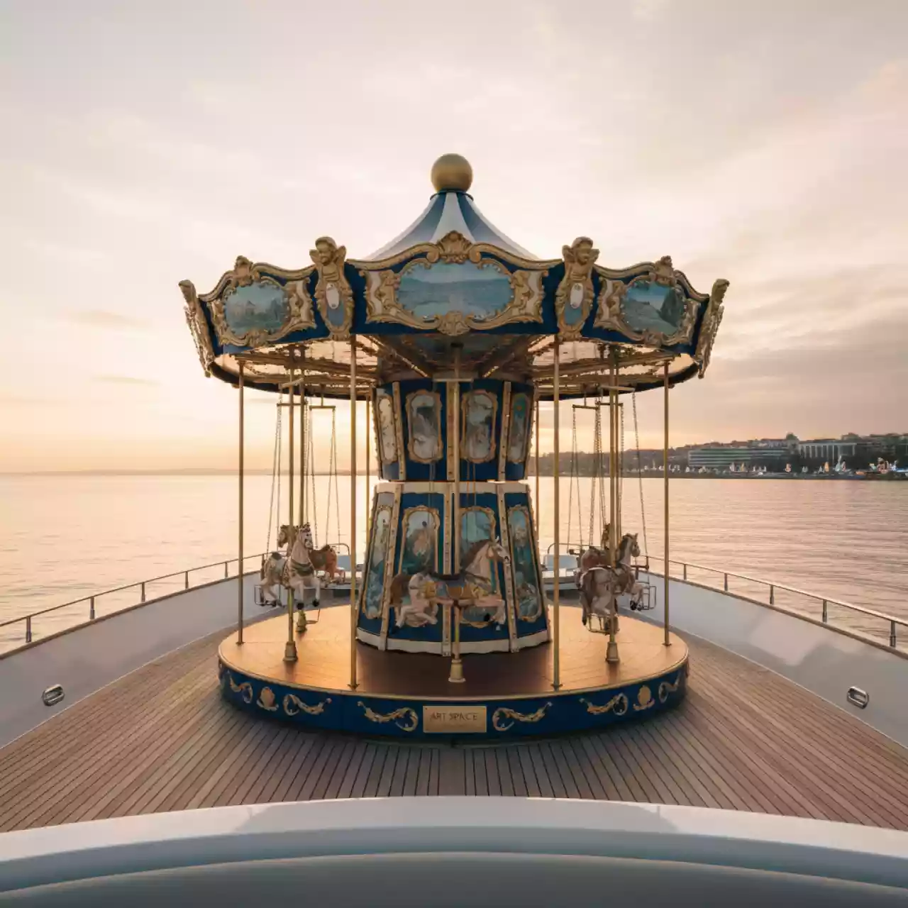 Аренда Качели карусель ярмарочные на VIP-яхте (Имеретинский порт) — ART SPACE