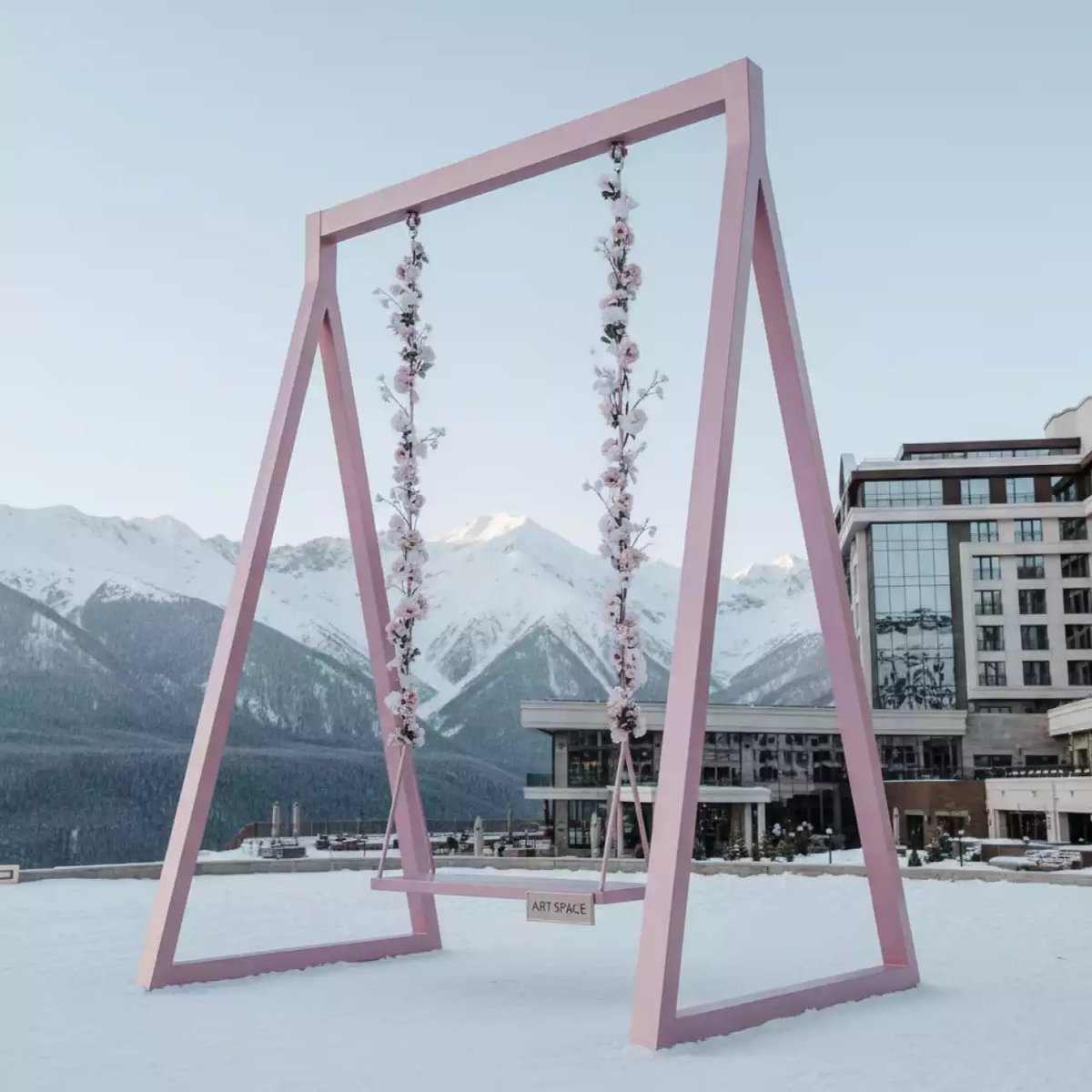 Аренда Качели розового цвета в Sochi Marriott Krasnaya Polyana — ART SPACE