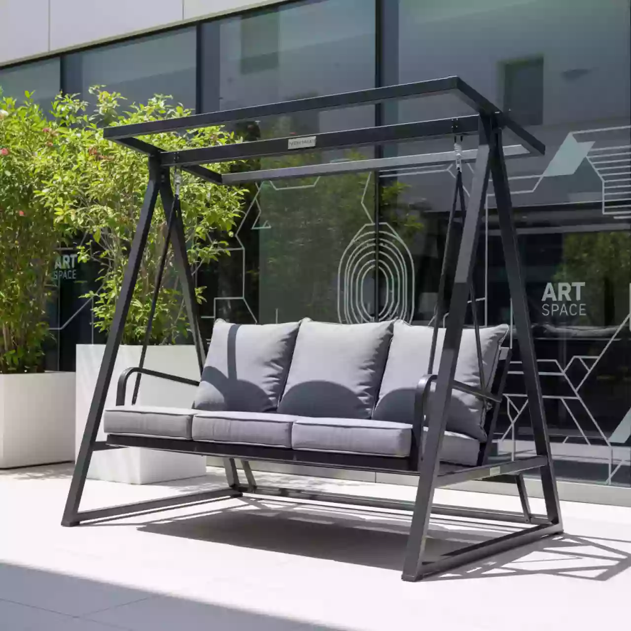 Аренда Качели садовые Royal Family LYON трехместные с серыми подушками в Courtyard by Marriott Sochi — ART SPACE