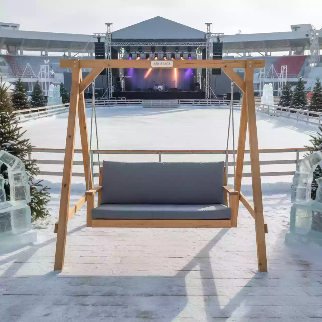 Аренда Качели садовые трехместные Мальта сосна с серым матрасом в ледовой арене «Шайба» — ART SPACE