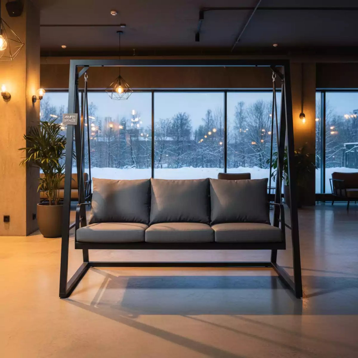 Аренда Качели уличные Royal Family LOAN трехместные с серыми подушками в банкетном зале «Дельфин» — ART SPACE