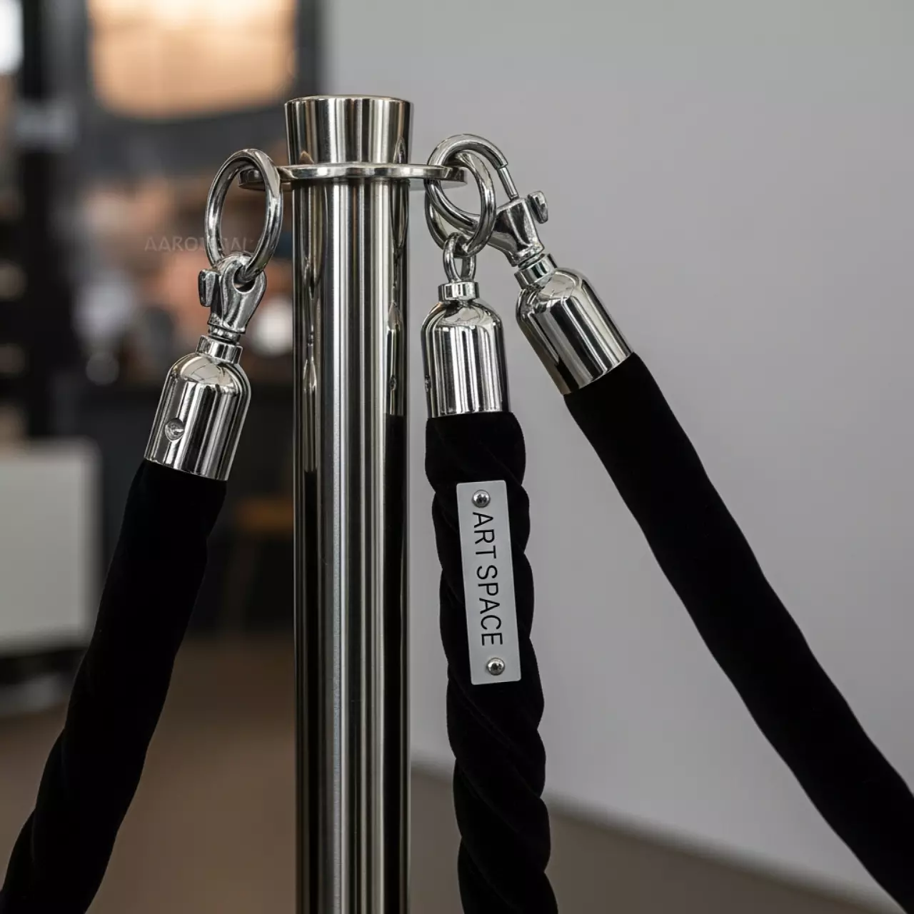 Аренда Канат черный бархатный с хромированным карабином для стойки ограждения в ресторане «Высота 5642» — ART SPACE