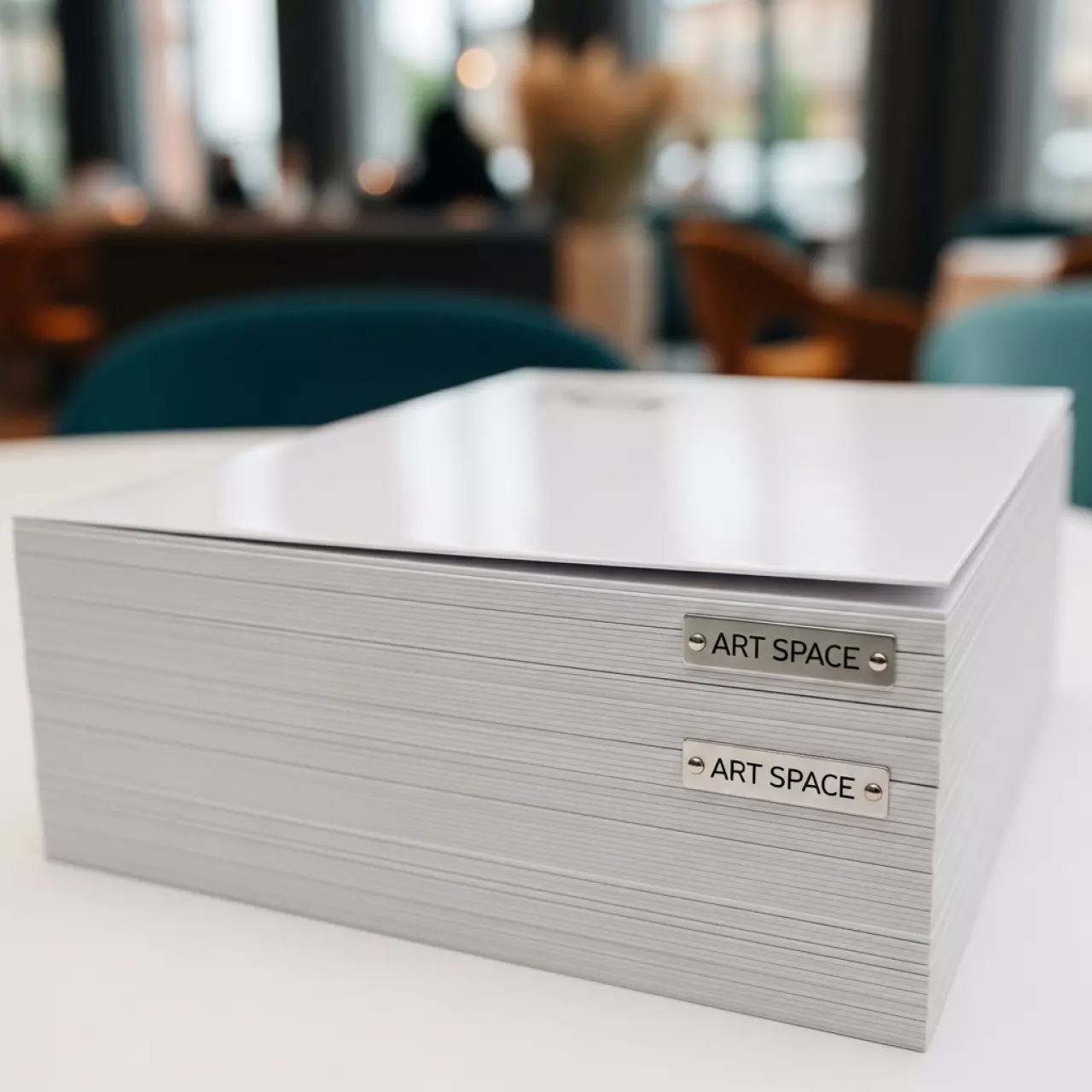 Аренда Картонная обложка для переплета глянец A4 250 г м² белая в ресторане «Магадан» — ART SPACE