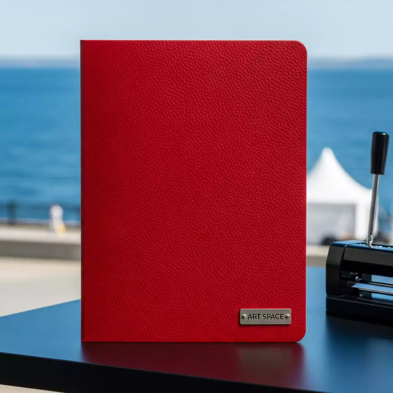 Аренда Картонная обложка для переплета кожа A3 230 г м² красная на Имеретинской набережной — ART SPACE