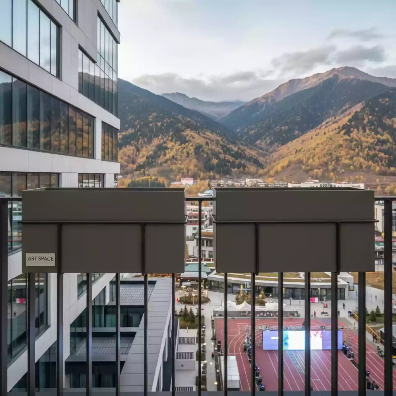 Аренда Кашпо 2 шт с рейлингами для крепления RAL 7039 оливковый комплект в Radisson Hotel Rosa Khutor — ART SPACE