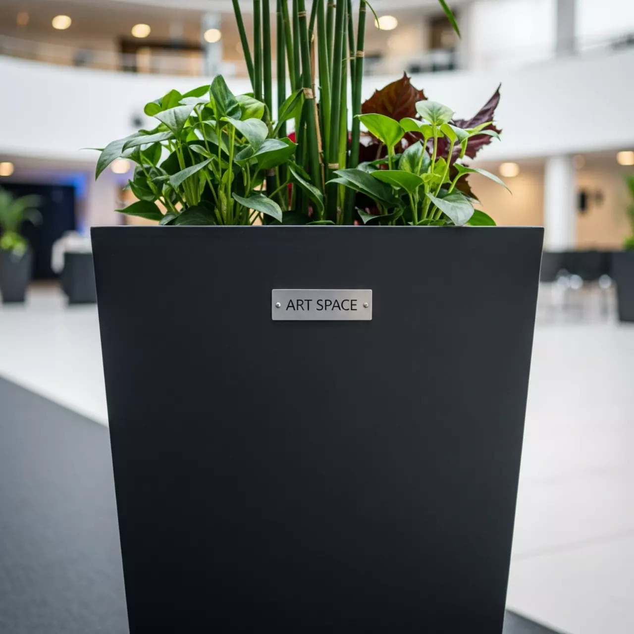 Аренда Кашпо для цветов Prosperplast Cube антрацит 29 л в Университете «Сириус» — ART SPACE