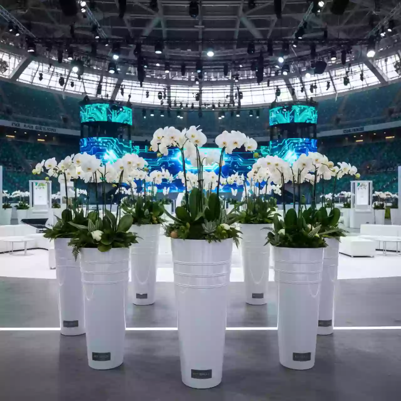 Аренда Кашпо для цветов Prosperplast Tubus Slim Shine 27,15 л белое на арене «Фишт» — ART SPACE