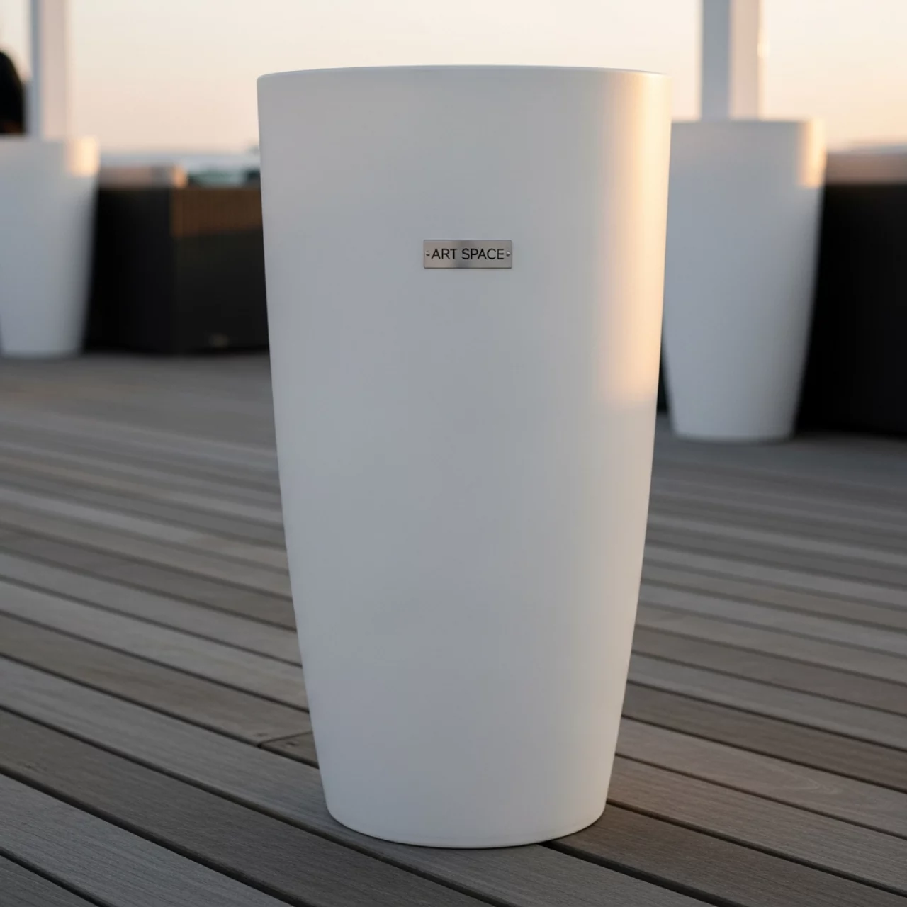 Аренда Кашпо напольное из композитного камня 47 см на пляже «Ривьера» — ART SPACE