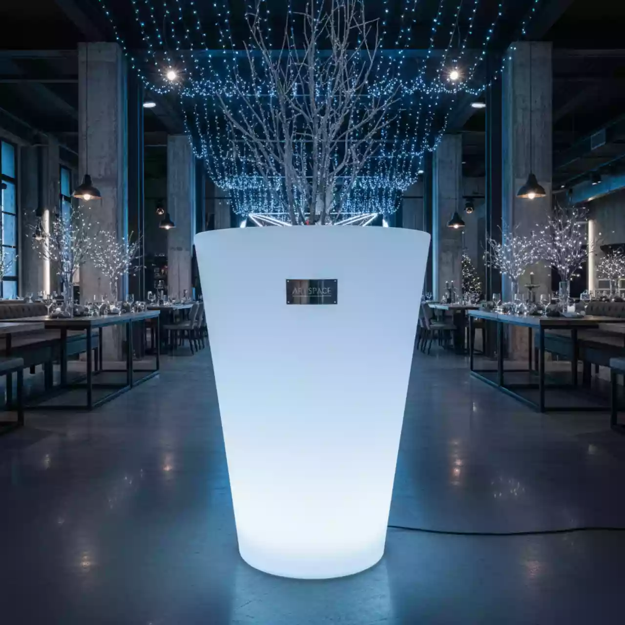 Аренда Кашпо светящееся LED конус Flow 220V белый XL в ресторане «Магадан» — ART SPACE