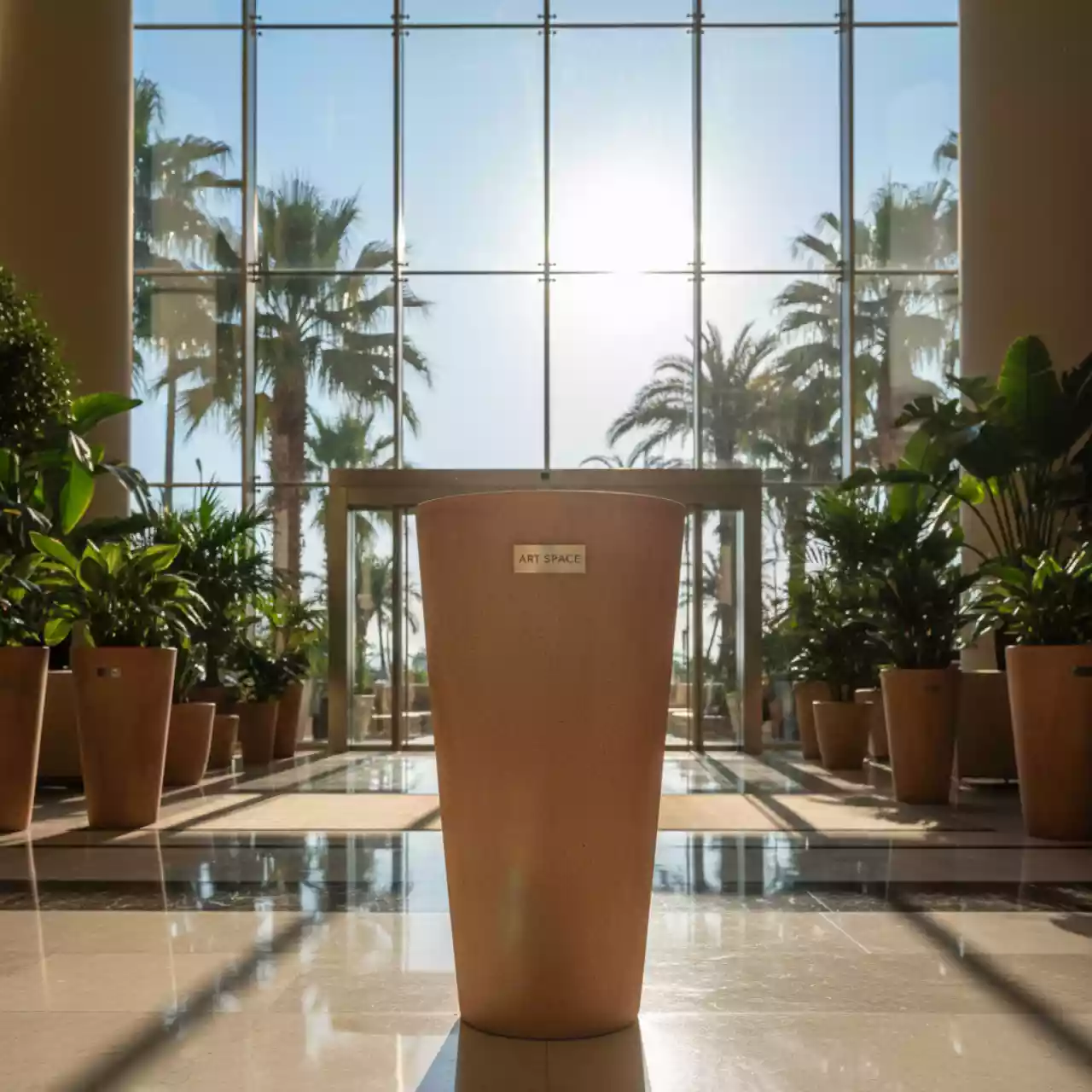 Аренда Кашпо Tubus Slim Beton Effect терракотовое Prosperplast 64,35 л в отеле Hyatt Regency Sochi — ART SPACE