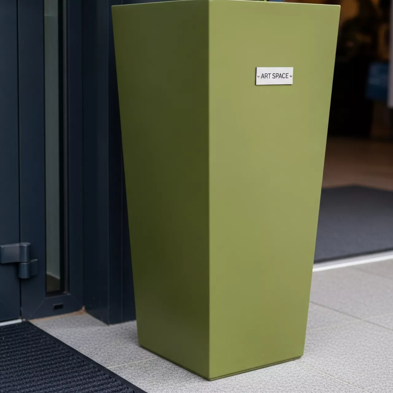 Аренда Кашпо Urbi Square оливковое Prosperplast 49,21 л в Radisson Hotel Rosa Khutor — ART SPACE