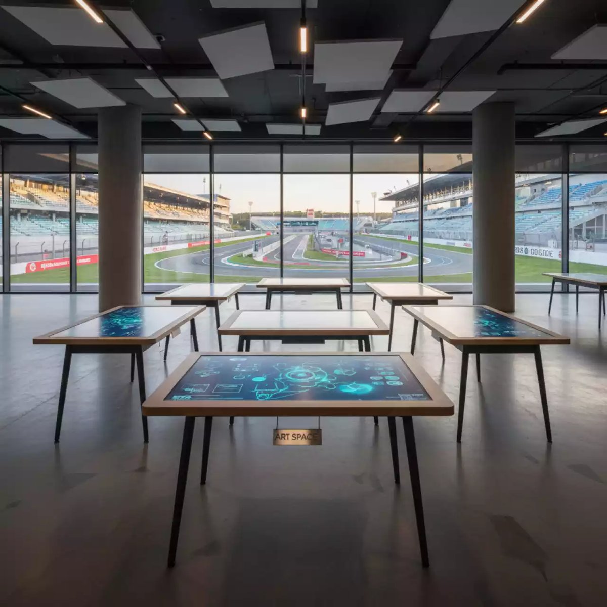 Аренда Класс интерактивный Olodim I Table 8 столов на Сочи Автодроме — ART SPACE