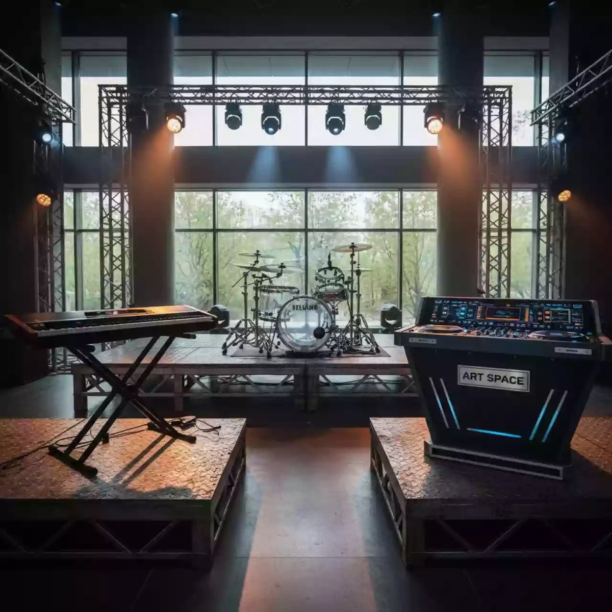 Аренда Клавиши барабаны DJ оборудование и мониторинг в комплексе «Дагомыс» — ART SPACE