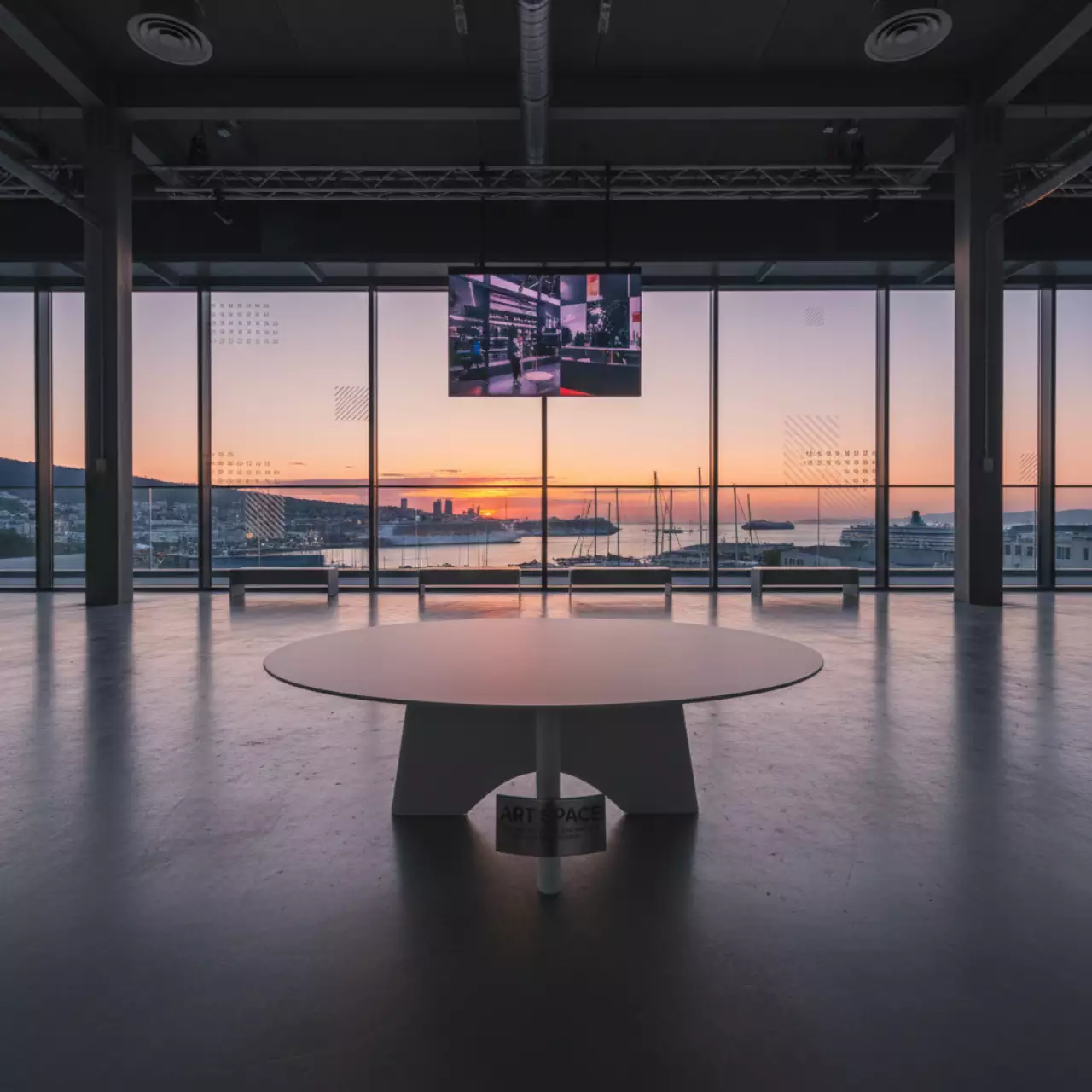 Аренда Кофейный столик из пластика Royal Family LANA светло серый на территории Морпорта Сочи — ART SPACE