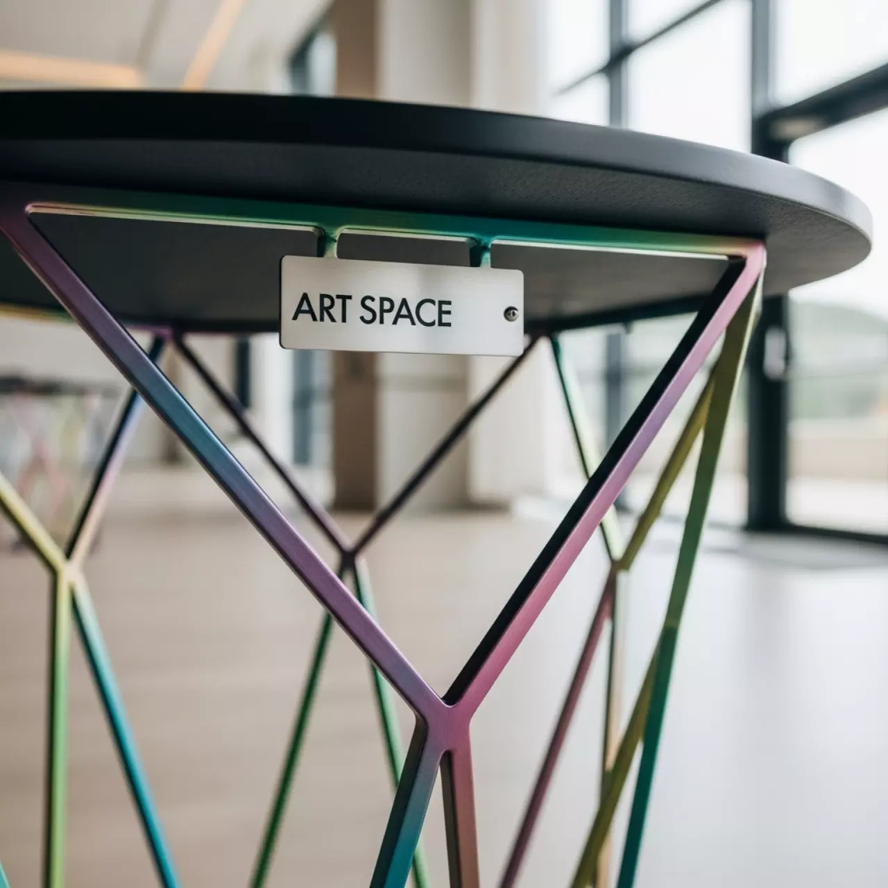 Аренда Коктейльный стол Граф с черной столешницей подстолье мультицвет в Grand Karat Sochi — ART SPACE