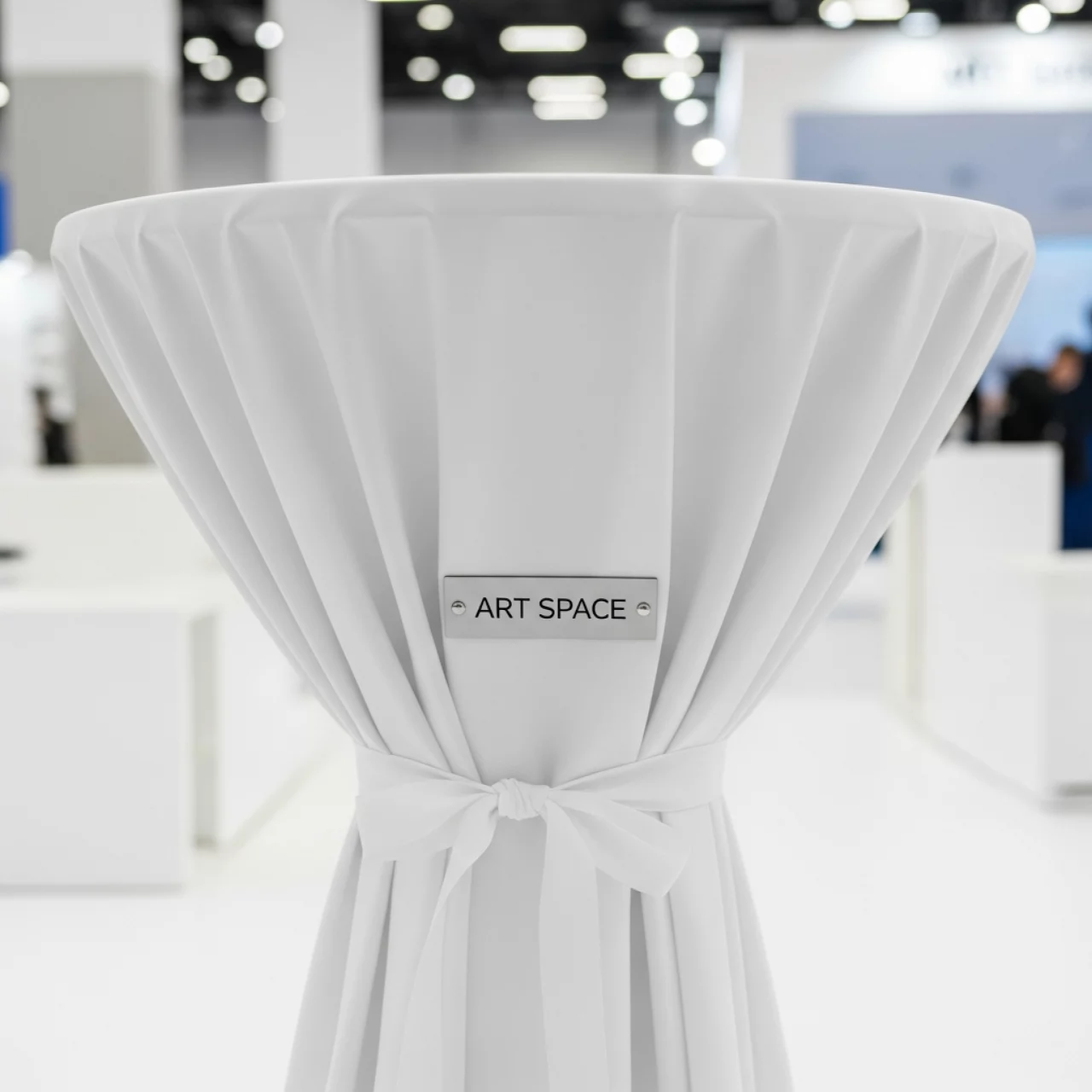 Аренда Коктейльный стол круглый 70х105 см с белой скатертью и бантиком в Sochi Marriott Krasnaya Polyana — ART SPACE