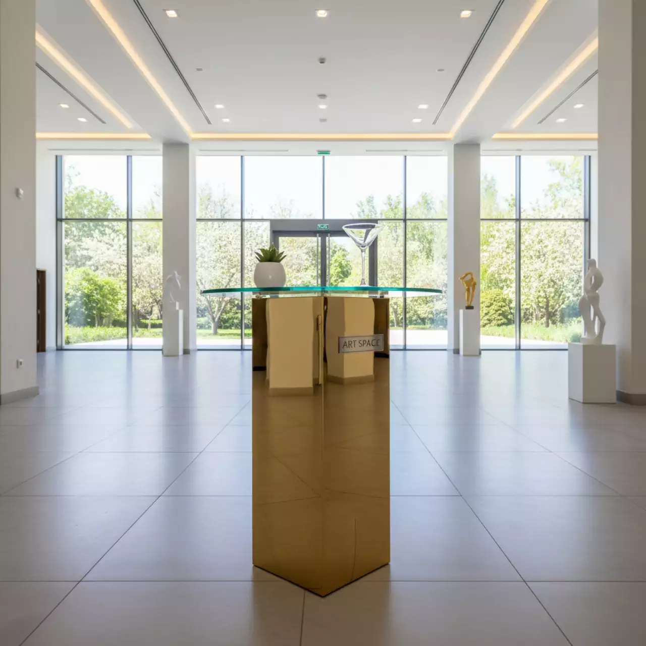 Аренда Коктейльный стол Sharp золотой в санатории «Октябрьский» — ART SPACE