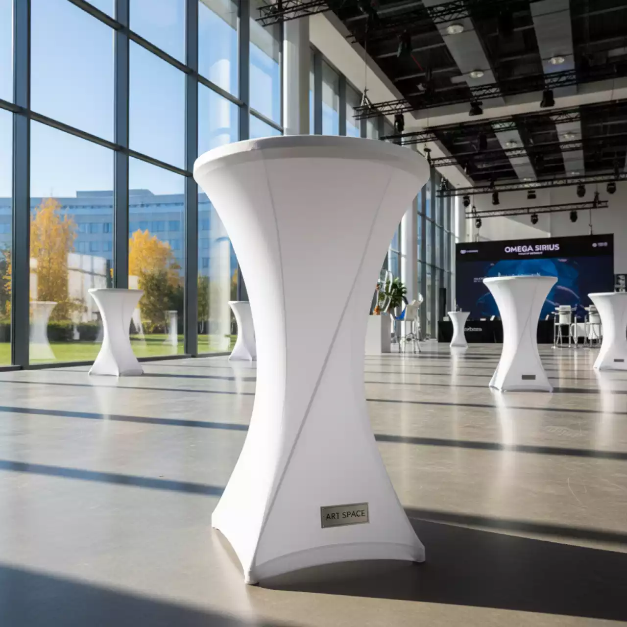 Аренда Коктейльный стол со стрейч скатертью белого цвета в Omega Sirius — ART SPACE