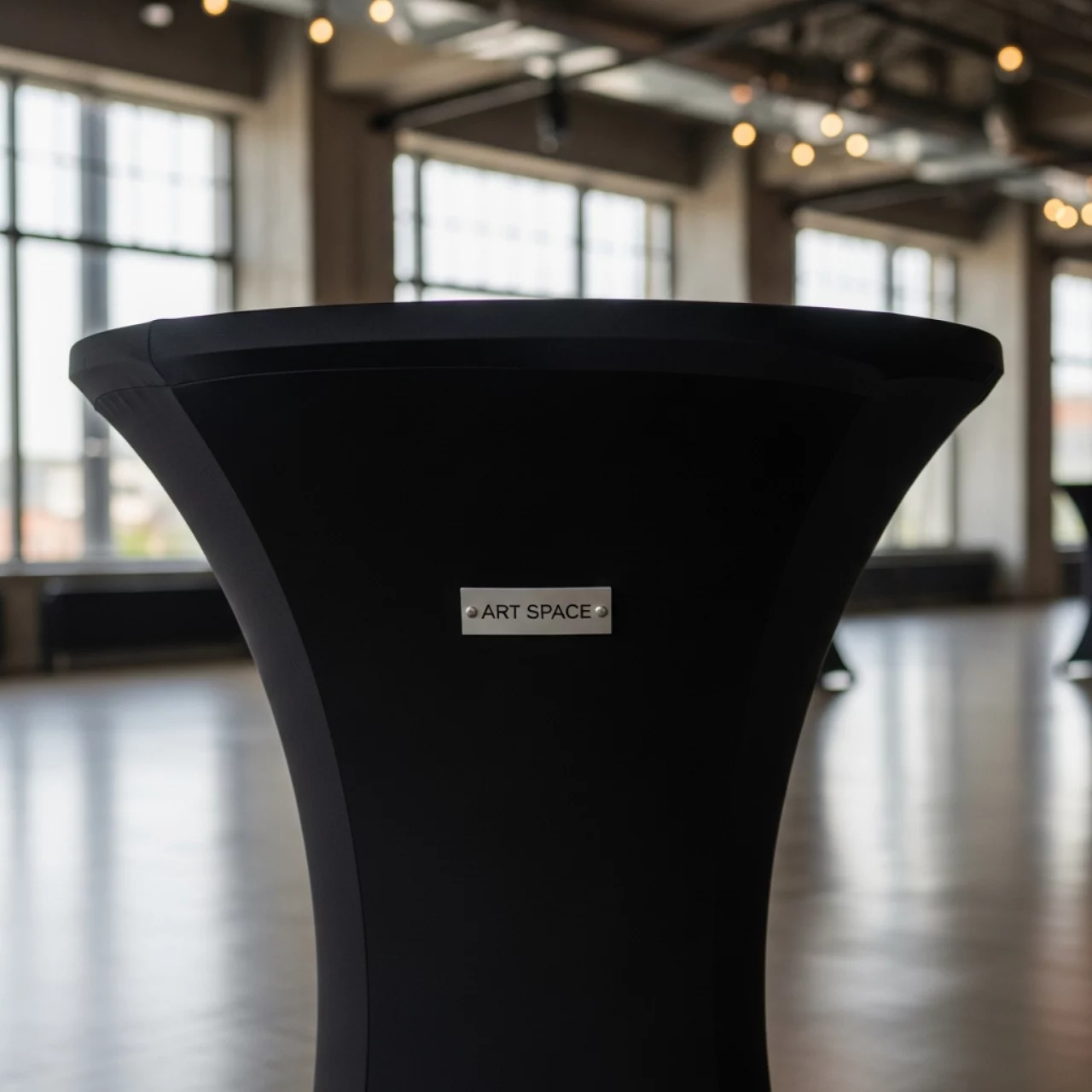 Аренда Коктейльный стол со стрейч скатертью черного цвета в банкетном зале «Дельфин» — ART SPACE