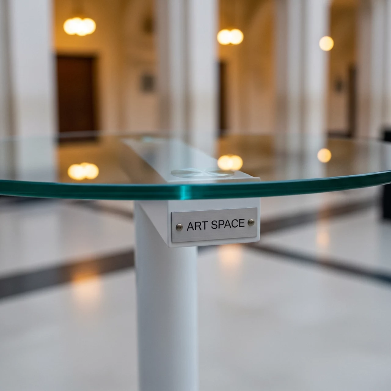 Аренда Коктейльный стол стеклянный круглый 70 см в Зимнем театре — ART SPACE