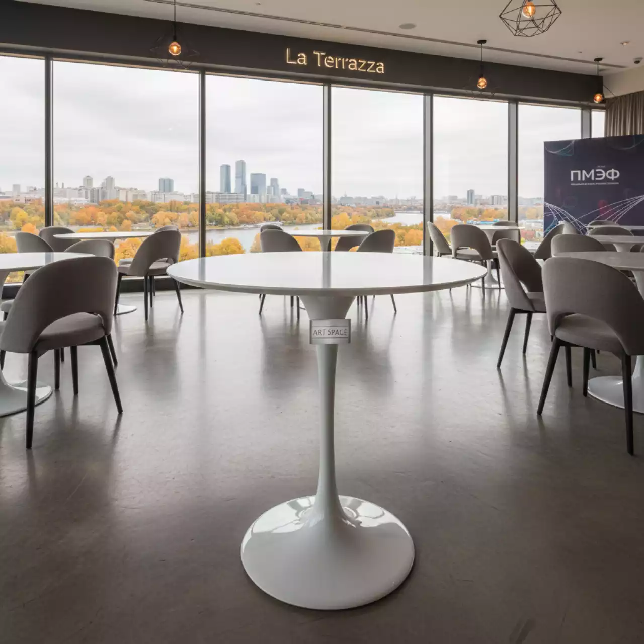 Аренда Коктейльный стол Tulip White d 70 в ресторане «La Terrazza» — ART SPACE