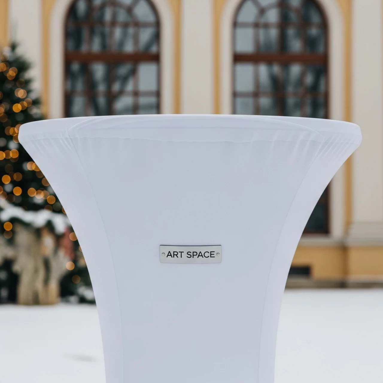 Аренда Коктейльный стол в стрейч чехле белый в усадьбе Голицына — ART SPACE