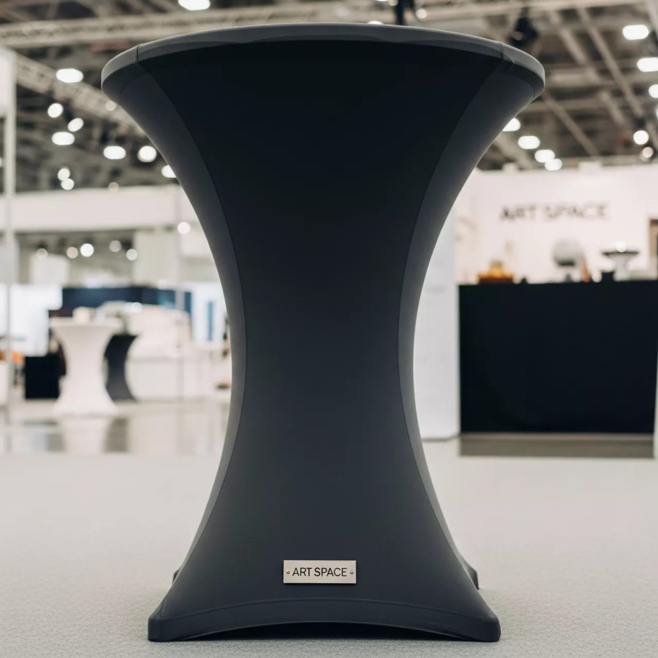 Аренда Коктейльный стол в стрейч чехле темно серый в ледовом дворце «Большой» — ART SPACE