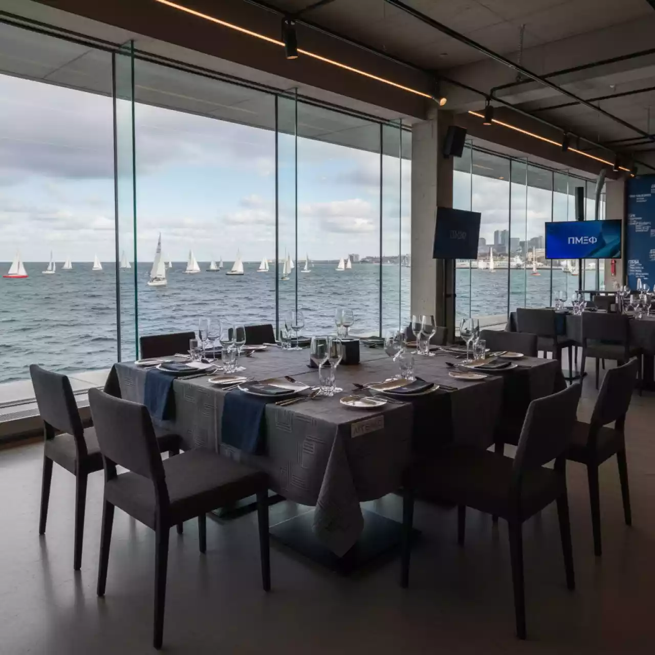 Аренда Комплект банкетного текстиля на 8 персон на парусной регате (Сочи) — ART SPACE