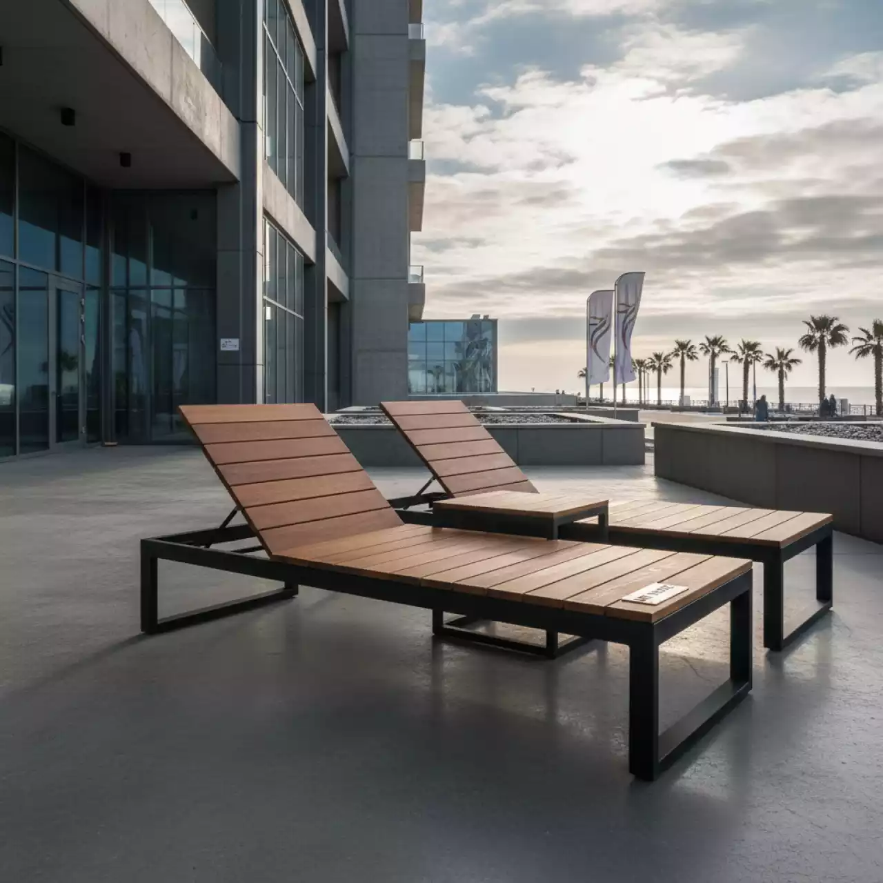 Аренда Комплект из двух шезлонгов Royal Family Paolo из акации и столика Royal Family Ramon в Сочи Парк Отеле — ART SPACE