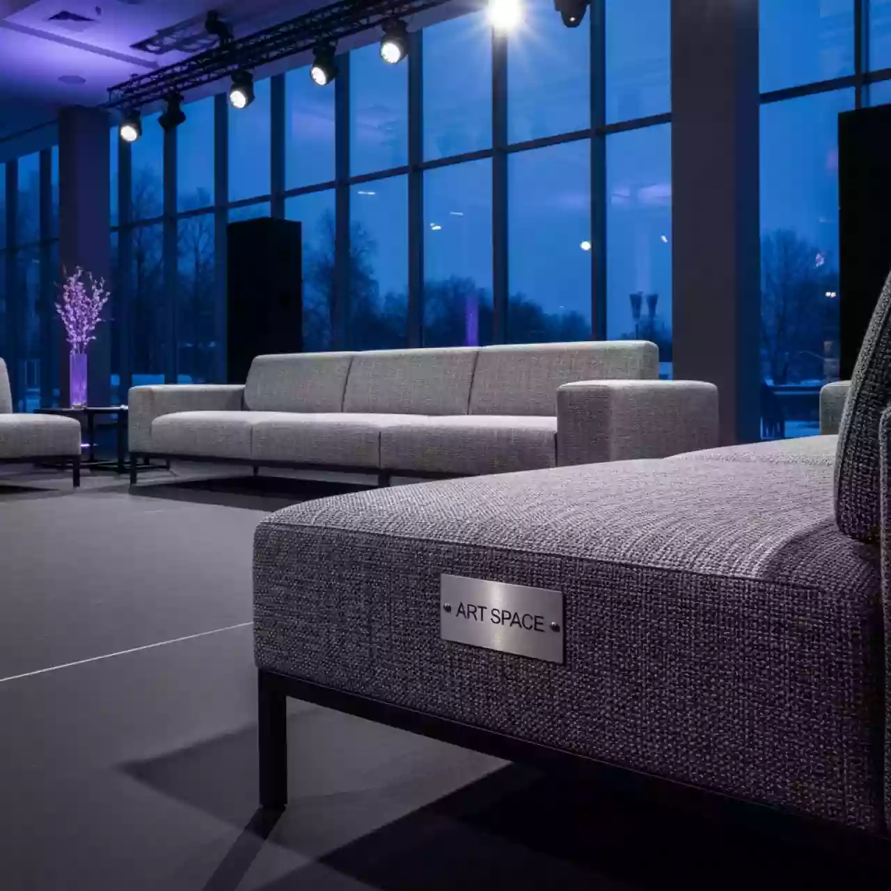 Аренда Комплект Malia карбон антрацит 220 см без подлокотников в Courtyard by Marriott Sochi — ART SPACE