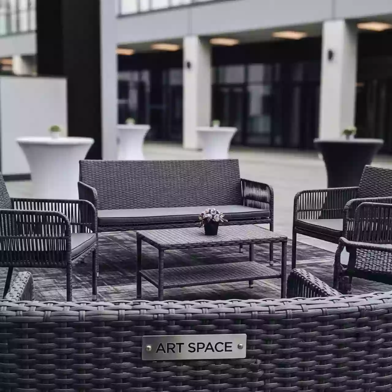 Аренда Комплект мебели из ротанга OUTDOOR Флорида трехместный диван 2 кресла стол узкое плетение графит в ОКЦ «Галактика» — ART SPACE